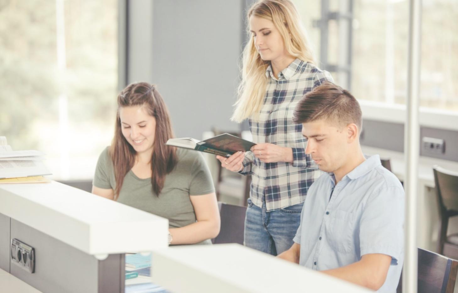 Espace de travail créatif avec outils artistiques